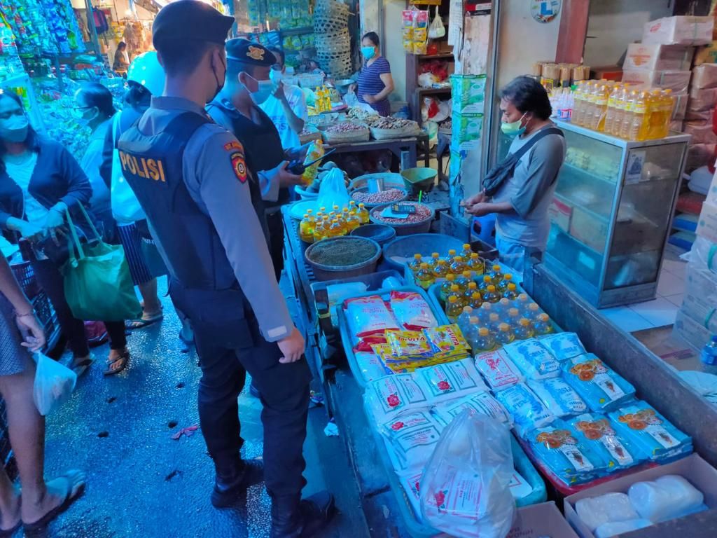 podiumnews.com-Polres Tabanan Pastikan Stok Minyak Goreng di Toko Mencukupi